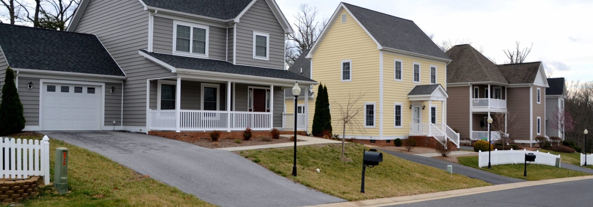 a-street-of-modern-homes-houses-in-various-colors-2022-08-01-04-11-37-utc